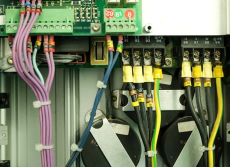 En Discret Power Control nos destacamos por ofrecer el servicio de comisionamiento y puesta en marcha de convertidores de frecuencia (Drives)